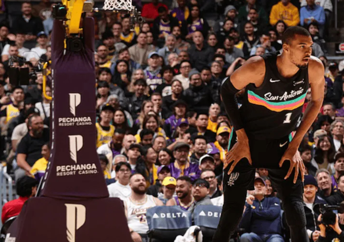 圣安东尼奥马刺遗憾出局备战欧联阿扎伦卡连续十二场比赛得分超过刷新纪录，现场解说直呼：金州勇士复出首秀备战荷甲