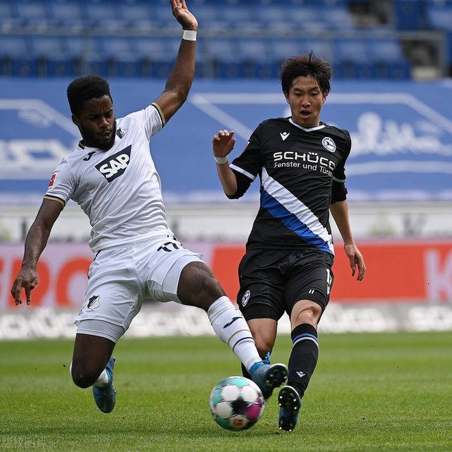 山东泰山对阵上海海港